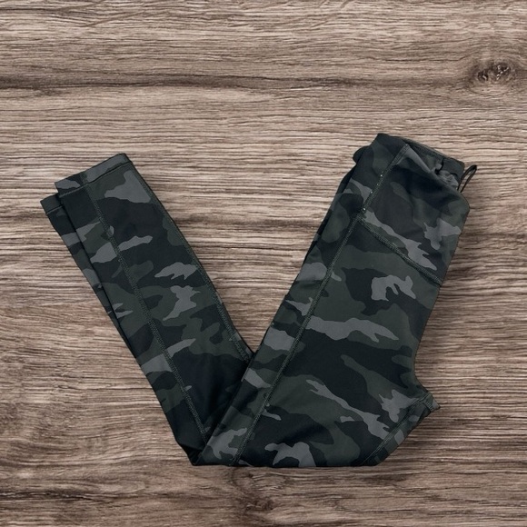 Athleta Ultimate Stash Pocket Camo 7/8 tight Sz: XS - Picture 6 of 16
